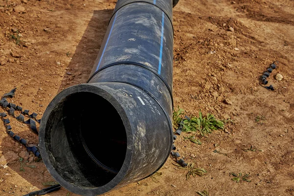 Installation Des Wasserversorgungsnetzes Ein Kunststoff Wasserrohr Liegt Auf Dem Boden — Stockfoto