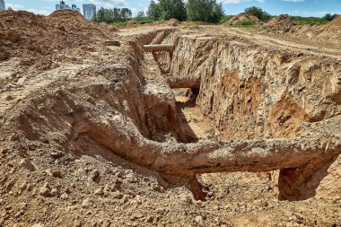 Su tedarik sisteminin yeniden inşası sırasında yerden üç eski su borusu çıkarıldı.