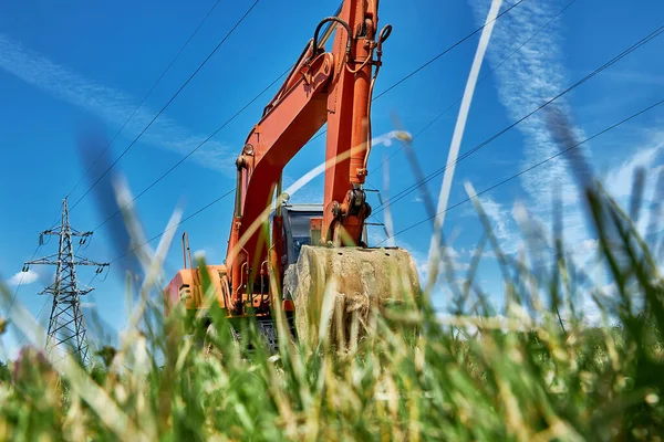 Ein Roter Leistungsstarker Raupenbagger Steht Auf Einer Rasenfläche Miete Miete — Stockfoto