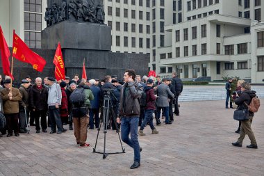 7 Kasım 2019 Minsk Belarus, Lenin Anıtı yakınlarındaki komünist devrimin yıldönümü