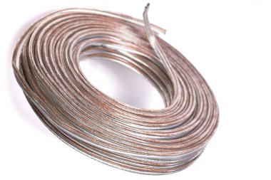 Beyaz bir arkaplanda yalıtılmış rulo kablo ön görünümü