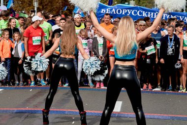 15 Eylül 2019 Minsk Belarus İki bayan amigo kız maraton seyircilerine karşı dans ediyor