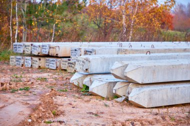 Ev inşaatı için beton yığını. Ev inşaatı için beton yığını. İnşaat alanında beton yığını var.