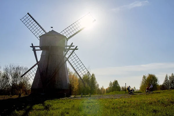 Antiguo Molino Encuentra Campo Junto Bosque Como Monumento Arquitectónico — Foto de Stock