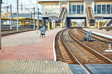 Korkuluklar ve uykucular. Şehirlerarası trenlerde yolcu alımı için platform..