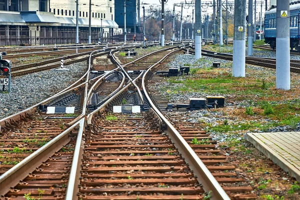 Las vías del tren por delante son el ferrocarril para el tren. Vías férreas para la locomotora. — Foto de Stock