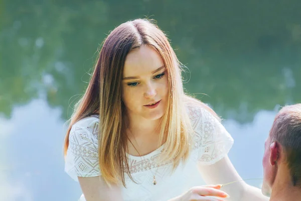 Ein Verliebtes Paar Sitzt Einem See Einem Park — Stockfoto