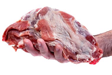 Bir el, beyaz arka planda izole edilmiş büyük bir parça çiğ domuz eti tutar.