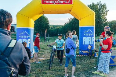 26-27 Mayıs 2018 Naliboki, Belarus Belarus amatör maratonu Naliboki Bir adam bisiklet sürüyor