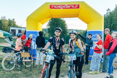 26-27 Mayıs 2018 Naliboki, Belarus Belarus amatör maratonu Naliboki Bir adam bisiklet sürüyor