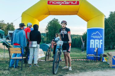 26-27 Mayıs 2018 Naliboki, Belarus Belarus amatör maratonu Naliboki Bir adam bisiklet sürüyor