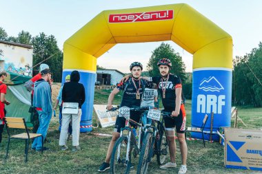 26-27 Mayıs 2018 Naliboki, Belarus Belarus amatör maratonu Naliboki Bir adam bisiklet sürüyor