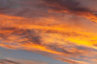 Güzel fırtınalı gün batımı gökyüzü. Güzel bulutlar, mavi gökyüzünde gün batımının ışığı.