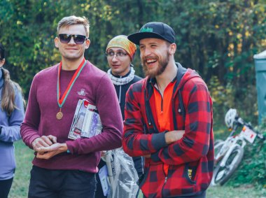 14 Ekim 2018, Minsk, Belarus.2018 Olimpiyat Kros Kupası XCO 'su Medvezhino' da Yarışın şanslı kazananları ormanda duruyor.