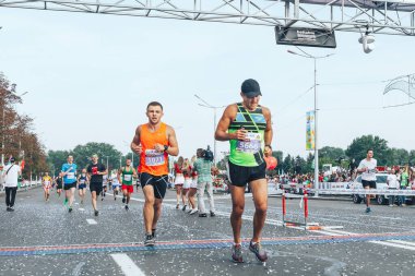 9 Eylül 2018 Minsk Belarus Maratonun bitiş çizgisini geçen iki sporcu
