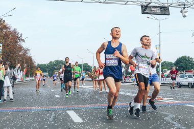 9 Eylül 2018 Minsk Belarus Yarı Maraton Minsk 2018 Maraton yarışı sırasında üç sporcu bitiş çizgisini geçti.