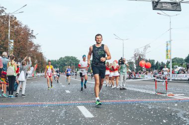 9 Eylül 2018 Minsk Belarus Yarı Maraton Minsk 2018 Bir koşucunun bitiş çizgisini katılımcıların önünde geçtiği bir maraton yarışı
