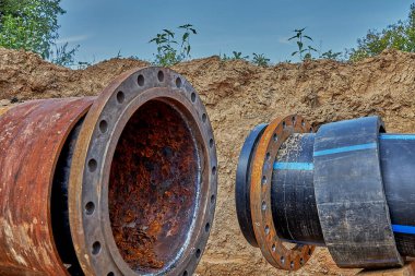 Su tedarik sistemi için eski ve yeni geniş çaplı su borularının kenarlardan bağlanması için hazırlama