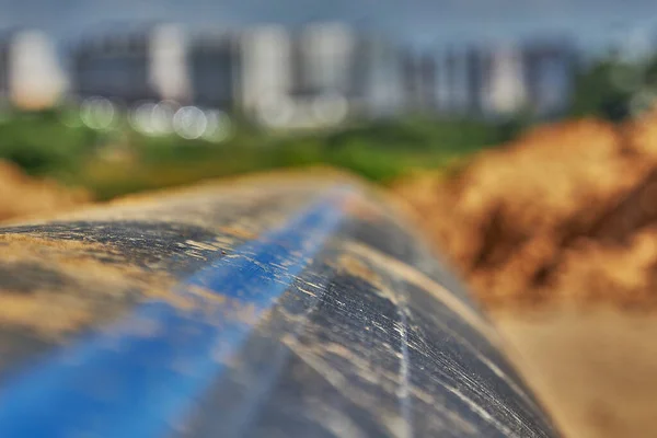 Пластиковая Водопроводная Труба Лежит Направлении Города Который Находится Далеко — стоковое фото