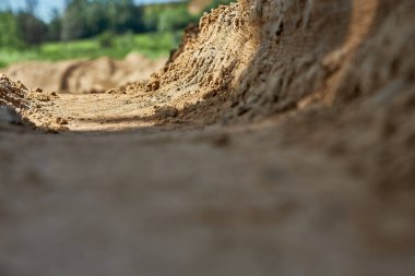 Kırsal bir alanda çimlerin arasında yol. Yerden görüntüle.