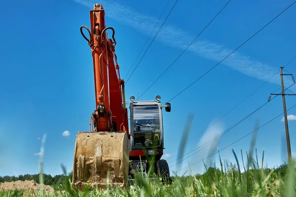 Ein Roter Leistungsstarker Raupenbagger Steht Auf Einer Rasenfläche Miete Miete — Stockfoto