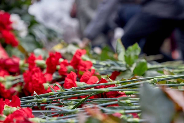 Λουλούδια Βρίσκονται Στο Γρανίτη Του Μνημείου Του Λένιν Επέτειος Της — Φωτογραφία Αρχείου