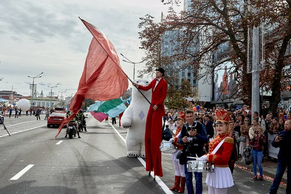 September 2019 Minsk Belarus Fans Visar Föreställning Halvmaraton — Stockfoto