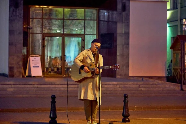 Octubre 2019 Minsk Bielorrusia Músico Cantar Calle Por Noche — Foto de Stock