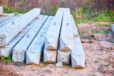 Ev inşaatı için beton yığını. Güçlendirilmiş beton yapılar beton yığınlarını güçlendirdi.