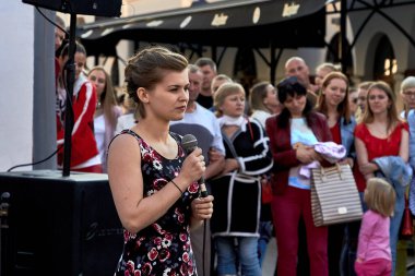 25 Mayıs 2019, Minsk Belarus. Mikrofonlu güzel bir kadın tiyatro gösterisinde.