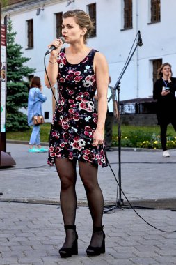 25 Mayıs 2019 Minsk Belarus Sokağı konseri. Sokakta mikrofonlu güzel bir beyaz kadın şarkı söylüyor.