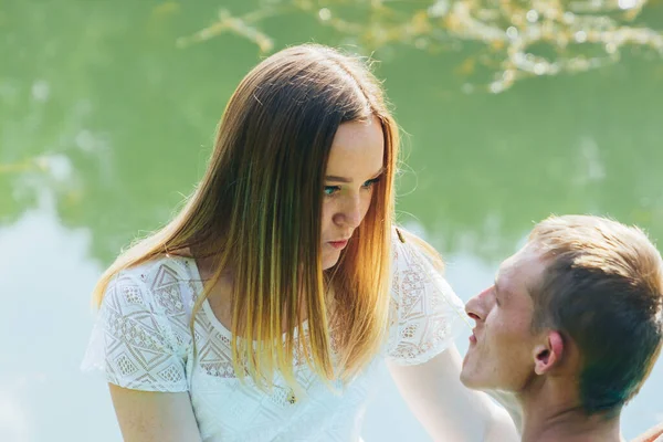 Een Verliefd Stel Zit Een Zonnige Dag Bij Een Meer — Stockfoto