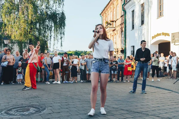 Augusti 2018 Minsk Belarus Gatufestligheter Kvällsstaden Flicka Med Mikrofon Sjunger — Stockfoto
