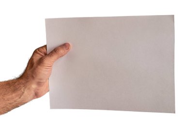 Beyaz bir çarşaf tutan bir adam.