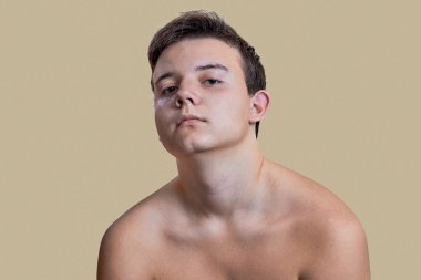 Çıplak gövdeli güzel beyaz bir gencin portresi. Spor yaşam tarzı ve sağlıklı beslenme kavramı.