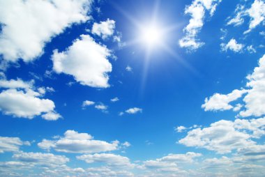 Mavi gökyüzünde beyaz bulutlar