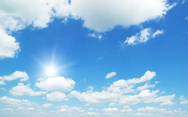 Nuages Duveteux Blancs Dans Ciel Bleu — Photo