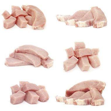 Beyaz arkaplanda çiğ domuz eti izole edilmiş.