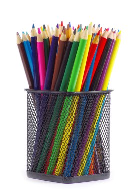 Beyaza izole edilmiş çeşitli renkli kalemler.