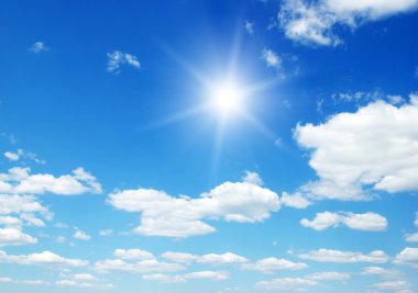 Mavi gökyüzündeki bulutlar