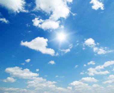 Mavi gökyüzündeki bulutlar