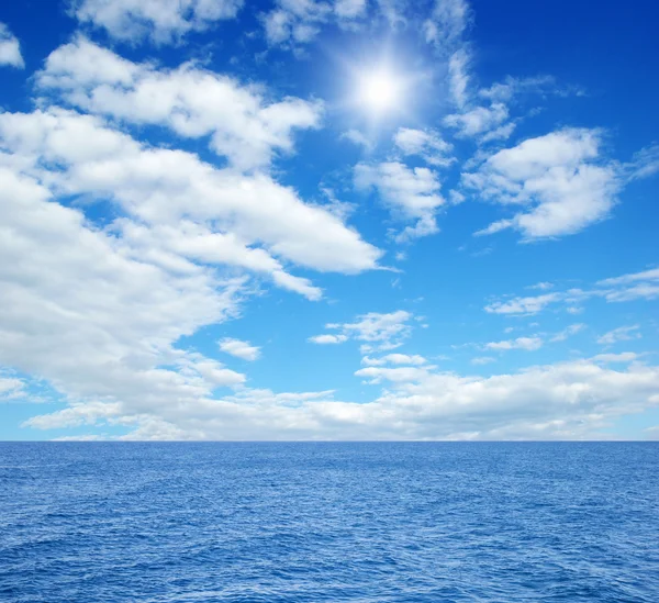 美しい空と青い海 — ストック写真