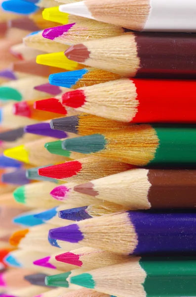 Varios lápices de color aislados en el blanco — Foto de Stock