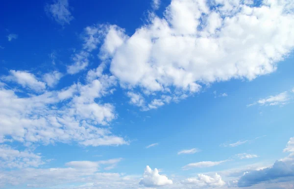 Witte pluizige wolken in de blauwe lucht — Stockfoto