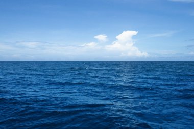 Güzel gökyüzü ve mavi deniz