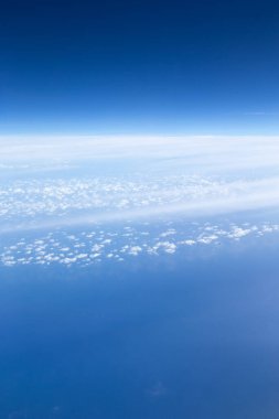 Bulutlar, uçak penceresinden bir görünüm