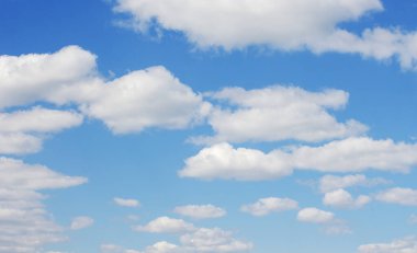 Mavi gökyüzünde beyaz bulutlar