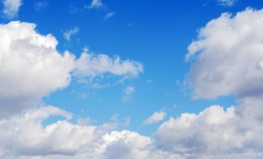 Mavi gökyüzünde beyaz bulutlar