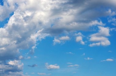 Mavi gökyüzünde beyaz bulutlar