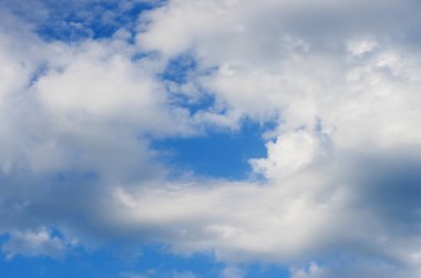 Mavi gökyüzünde beyaz bulutlar